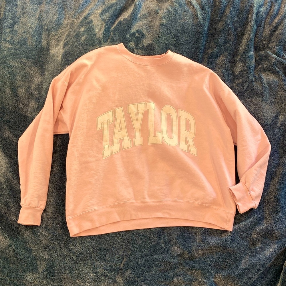 The Bar
Taylor Varsity Sweatshirt in Pink
Oversized fit